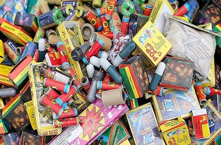 کشف ۱۴ هزار انواع مواد محترقه غیر مجاز در ایلام کشف ۱۴ هزار انواع مواد محترقه غیر مجاز در ایلام